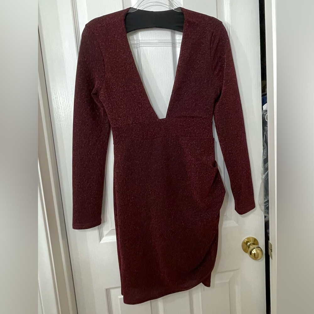 🦋NWT🦋 Beautiful Women's Long Sleeve V-Neck Burgundy Sparkle Dress